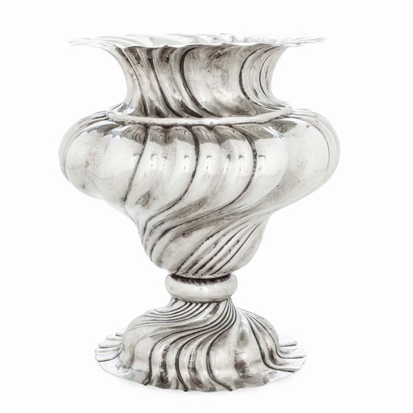 Grande vaso. Argento fuso e sagomato. Manifattura d�oltralpe del XX secolo  - Asta Argenti da collezione | XX secolo - Associazione Nazionale - Case d'Asta italiane