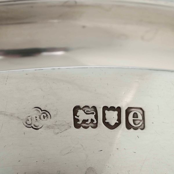 Teiera. Argento fuso, sbalzato e cesellato. Marchio della citt� di Londra per l'anno 1900, argentiere John Bodman Carrington  - Asta Argenti da collezione | XX secolo - Associazione Nazionale - Case d'Asta italiane