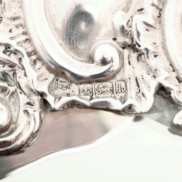 Specchio da tavolo. Argento fuso e sagomato. Marchi della citt� di Sheffield per l�anno 1902 e dell�argentiere consunto di difficile lettura  - Asta Argenti da collezione | XX secolo - Associazione Nazionale - Case d'Asta italiane