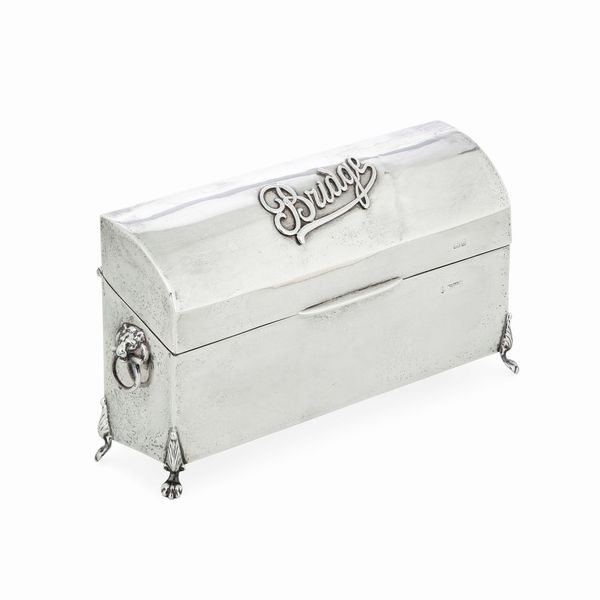 Scatola da bridge. Argento fuso, sbalzato e cesellato. Anima in legno. Marchi della citt� di Chester per l�anno 1905 e dell�argentiere George Natan & Ridley Heyes  - Asta Argenti da collezione | XX secolo - Associazione Nazionale - Case d'Asta italiane