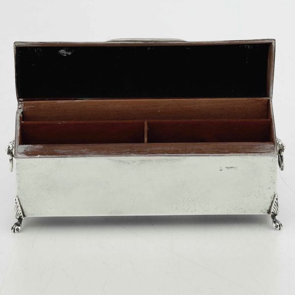 Scatola da bridge. Argento fuso, sbalzato e cesellato. Anima in legno. Marchi della citt� di Chester per l�anno 1905 e dell�argentiere George Natan & Ridley Heyes  - Asta Argenti da collezione | XX secolo - Associazione Nazionale - Case d'Asta italiane