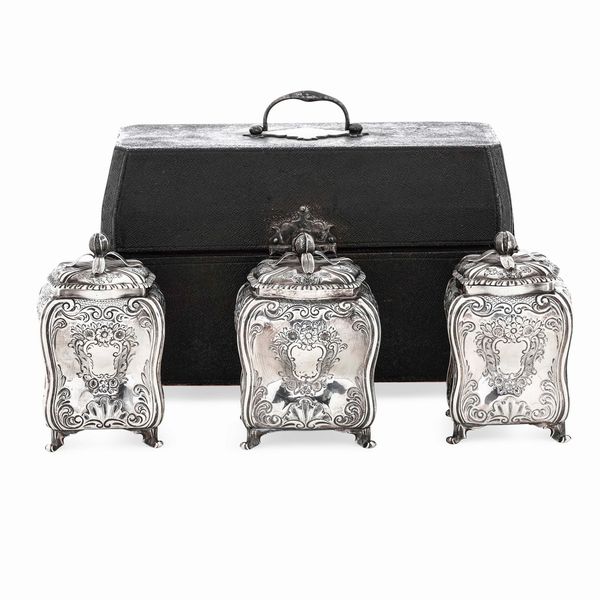 Set di tre scatole da t�. Argento fuso, sbalzato e cesellato. Londra 1754. Argentiere WA inframezzato da stella (non identificato)  - Asta Argenti da collezione | XX secolo - Associazione Nazionale - Case d'Asta italiane