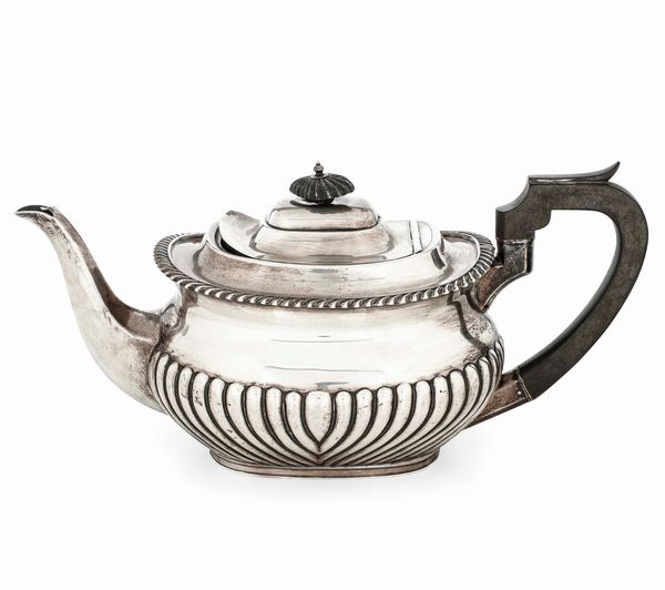 Teiera. Argento fuso, sagomato e legno ebanizzato. Marchi della citt� di Sheffield per l�anno 1907 e dell�argentiere Mappin & Webb  - Asta Argenti da collezione | XX secolo - Associazione Nazionale - Case d'Asta italiane