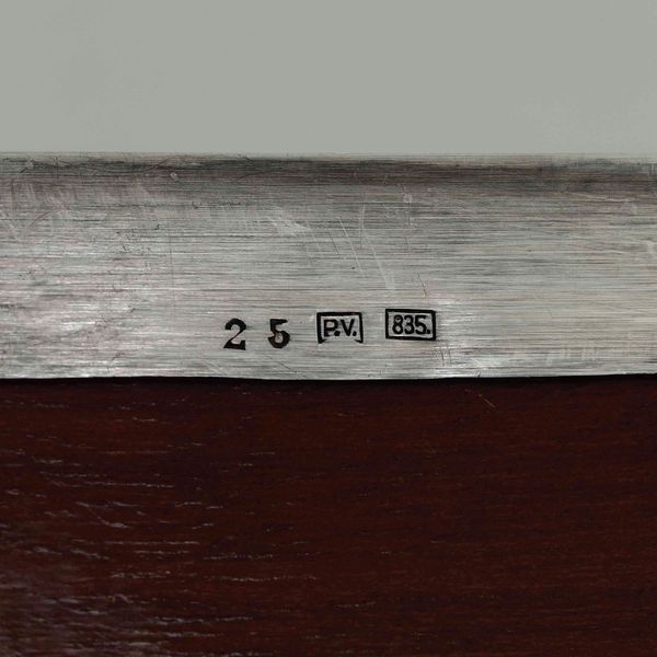 Scatola. Argento fuso e sagomato. Struttura in legno. Argenteria belga del XX secolo. Argentiere P.V.  - Asta Argenti da collezione | XX secolo - Associazione Nazionale - Case d'Asta italiane