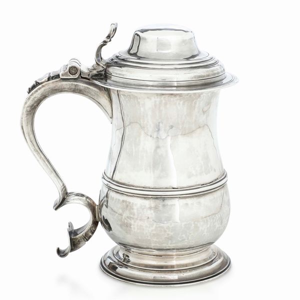 Tankard. Argento fuso e sbalzato. Marchio della citt� di Londra per l�anno 1768 e dell�argentiere IM inframezzato da stella (non identificato)  - Asta Argenti da collezione | XX secolo - Associazione Nazionale - Case d'Asta italiane