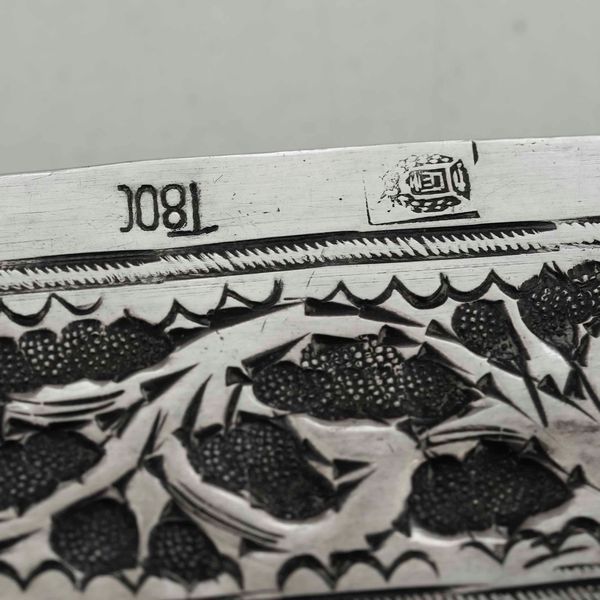 Coppia di piatti da portata. Argento fuso, sbalzato e cesellato. Argenteria coloniale italiana (Tripoli) prima met� del XX secolo  - Asta Argenti da collezione | XX secolo - Associazione Nazionale - Case d'Asta italiane