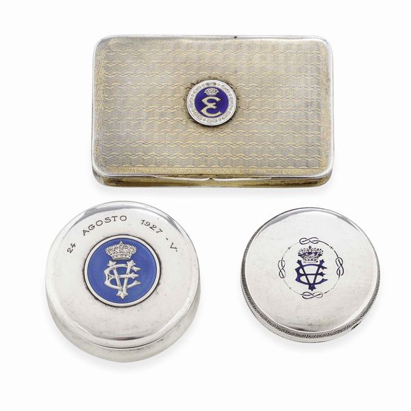 Due porta pillole e un porta sigarette. Argento cesellato, dorato e smaltato. Oreficeria italiana della prima met� del XX secolo  - Asta Argenti da collezione | XX secolo - Associazione Nazionale - Case d'Asta italiane