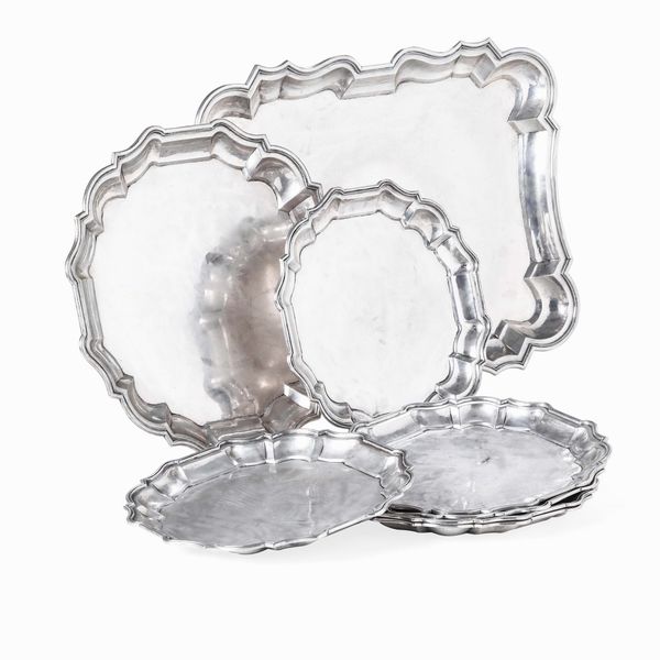 Sei piatti e due vassoi in argento fuso, sbalzato e sagomato. Argenteria artistica italiana del XX secolo. Marchi ad imitazione dell�argenteria veneta del XVIII secolo  - Asta Argenti da collezione | XX secolo - Associazione Nazionale - Case d'Asta italiane