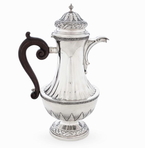 Grande caffettiera. Argento 925 fuso e sagomato.Lavorazione artistica milanese del XX secolo nello stile dell�argenteria romana del XVIII secolo  - Asta Argenti da collezione | XX secolo - Associazione Nazionale - Case d'Asta italiane