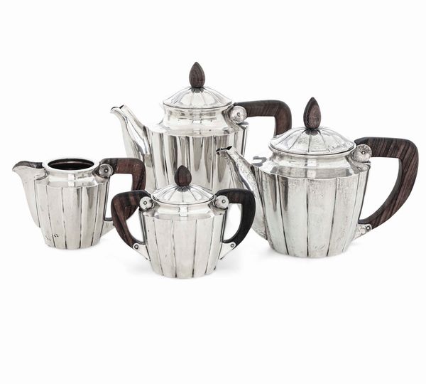 Servizio da t� e caff�. Argento fuso, sbalzato e legno sagomato. Argenteria artistica milanese del XX secolo. Marchio con fascio littorio in uso dal 1935 al 1945, argentiere Vittorio Muggia  - Asta Argenti da collezione | XX secolo - Associazione Nazionale - Case d'Asta italiane