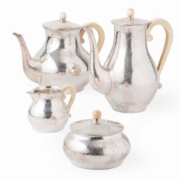 Servizio da t� e caff�. Argenteria milanese del XX secolo. Bollo con fascio littorio in uso dal 1935 al 1945. Argentiere Eros Genazzi  - Asta Argenti da collezione | XX secolo - Associazione Nazionale - Case d'Asta italiane