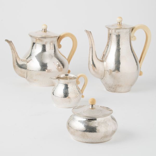 Servizio da t� e caff�. Argenteria milanese del XX secolo. Bollo con fascio littorio in uso dal 1935 al 1945. Argentiere Eros Genazzi  - Asta Argenti da collezione | XX secolo - Associazione Nazionale - Case d'Asta italiane