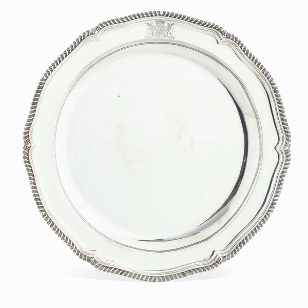 Grande vassoio. Argento fuso, sbalzato e cesellato. Marchi della citt� di Londra per l�anno 1771 e dell�argentiere John Parker & Edward Walkelin  - Asta Argenti da collezione | XX secolo - Associazione Nazionale - Case d'Asta italiane