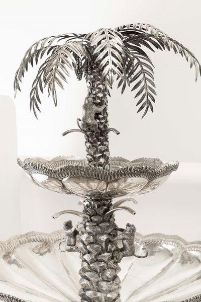 Monumentale fontana centrotavola. Argento fuso, sbalzato, cesellato e base circolare in malachite. Argenteria artistica italiana della prima met� del XX secolo  - Asta Argenti da collezione | XX secolo - Associazione Nazionale - Case d'Asta italiane
