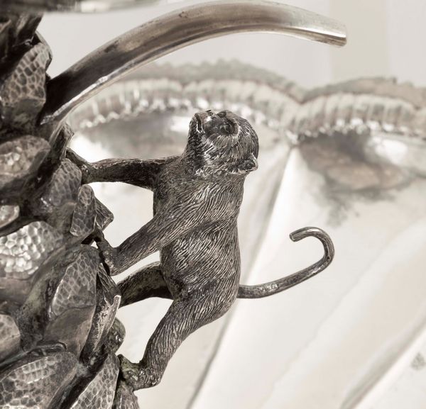 Monumentale fontana centrotavola. Argento fuso, sbalzato, cesellato e base circolare in malachite. Argenteria artistica italiana della prima met� del XX secolo  - Asta Argenti da collezione | XX secolo - Associazione Nazionale - Case d'Asta italiane