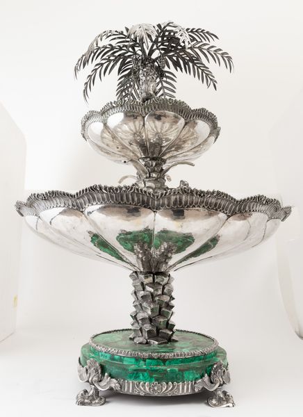 Monumentale fontana centrotavola. Argento fuso, sbalzato, cesellato e base circolare in malachite. Argenteria artistica italiana della prima met� del XX secolo  - Asta Argenti da collezione | XX secolo - Associazione Nazionale - Case d'Asta italiane