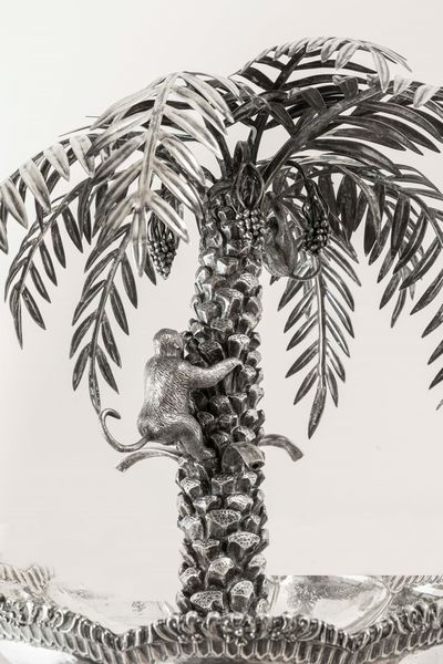 Monumentale fontana centrotavola. Argento fuso, sbalzato, cesellato e base circolare in malachite. Argenteria artistica italiana della prima met� del XX secolo  - Asta Argenti da collezione | XX secolo - Associazione Nazionale - Case d'Asta italiane