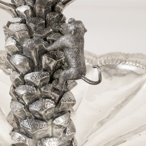 Monumentale fontana centrotavola. Argento fuso, sbalzato, cesellato e base circolare in malachite. Argenteria artistica italiana della prima met� del XX secolo  - Asta Argenti da collezione | XX secolo - Associazione Nazionale - Case d'Asta italiane