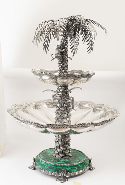 Monumentale fontana centrotavola. Argento fuso, sbalzato, cesellato e base circolare in malachite. Argenteria artistica italiana della prima met� del XX secolo  - Asta Argenti da collezione | XX secolo - Associazione Nazionale - Case d'Asta italiane