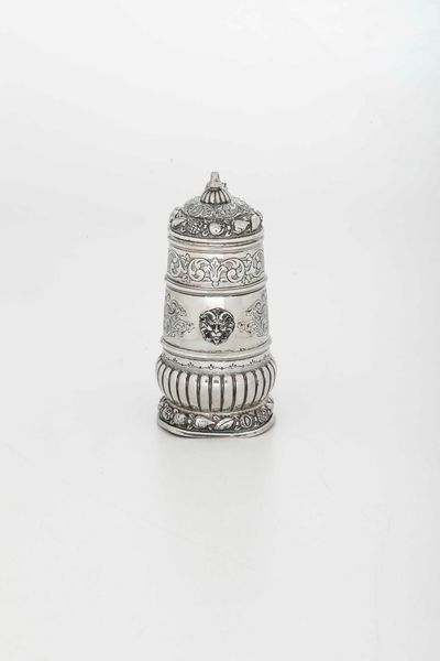 Boccale. Argento fuso, sagomato e cesellato. Argenteria artistica italiana, prima met� del XX secolo. Argentiere Cesa Alessandria  - Asta Argenti da collezione | XX secolo - Associazione Nazionale - Case d'Asta italiane