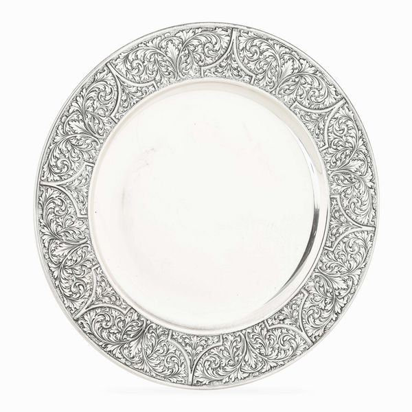 Piatto. Argento fuso, sagomato e cesellato. Argenteria italiana della prima met� del XX secolo  - Asta Argenti da collezione | XX secolo - Associazione Nazionale - Case d'Asta italiane