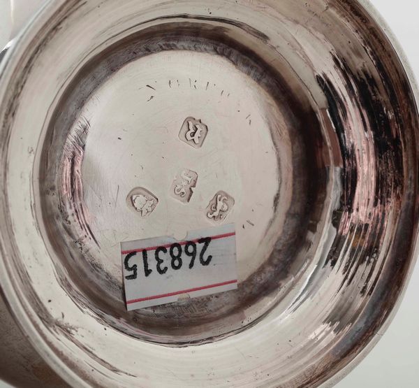 Mug in argento fuso, sbalzato e cesellato. Inghilterra, marchio della citt� di Londra per l'anno 1772, argentiere John Swift  - Asta Argenti da collezione | XX secolo - Associazione Nazionale - Case d'Asta italiane