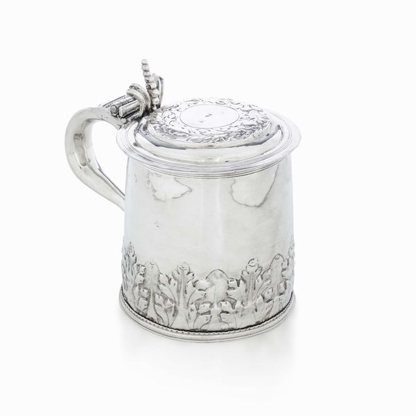 Tankard. Argento fuso, sbalzato e cesellato. Londra 1680 o 1694 (marchio parziale di difficile lettura). Argentiere EG (non identificato)  - Asta Argenti da collezione | XX secolo - Associazione Nazionale - Case d'Asta italiane