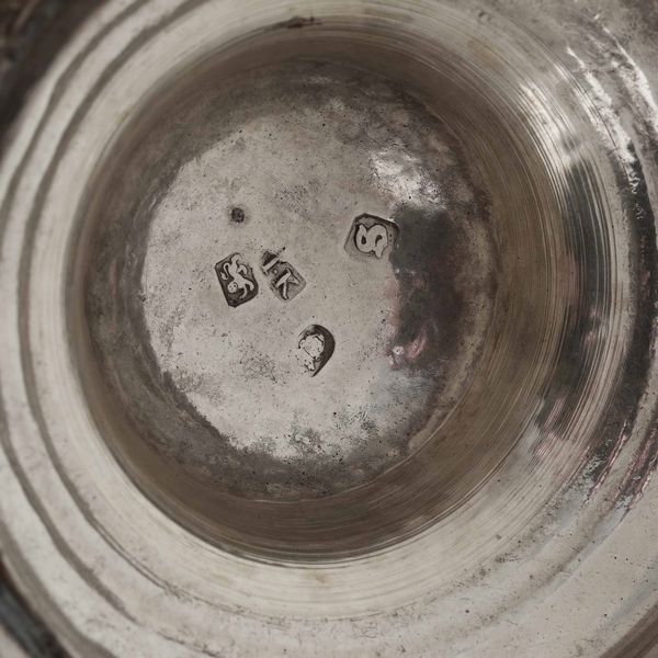 Tankard in argento fuso e sbalzato. Londra 1773. Argentiere John King  - Asta Argenti da collezione | XX secolo - Associazione Nazionale - Case d'Asta italiane