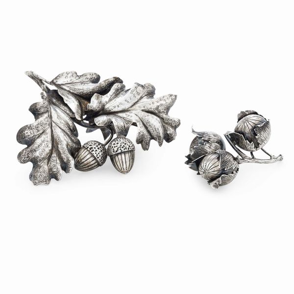 Elementi decorativi a foggia di nocciole e ghiande. Argento 925 fuso, sbalzato e cesellato. Maison Mario Buccellati, Milano XX secolo  - Asta Argenti da collezione | XX secolo - Associazione Nazionale - Case d'Asta italiane