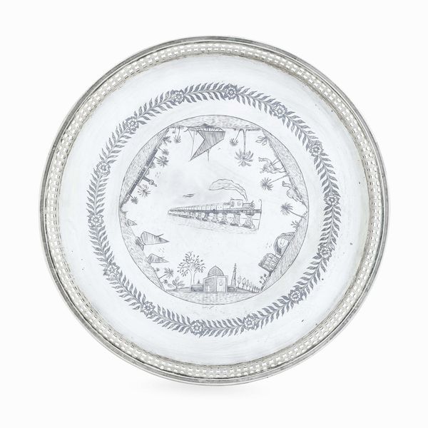 Vassoio circolare. Argento fuso, sbalzato e cesellato. Manifattura mediorentale del XIX-XX secolo  - Asta Argenti da collezione | XX secolo - Associazione Nazionale - Case d'Asta italiane