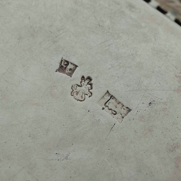 Vassoio circolare. Argento fuso, sbalzato e cesellato. Manifattura mediorentale del XIX-XX secolo  - Asta Argenti da collezione | XX secolo - Associazione Nazionale - Case d'Asta italiane