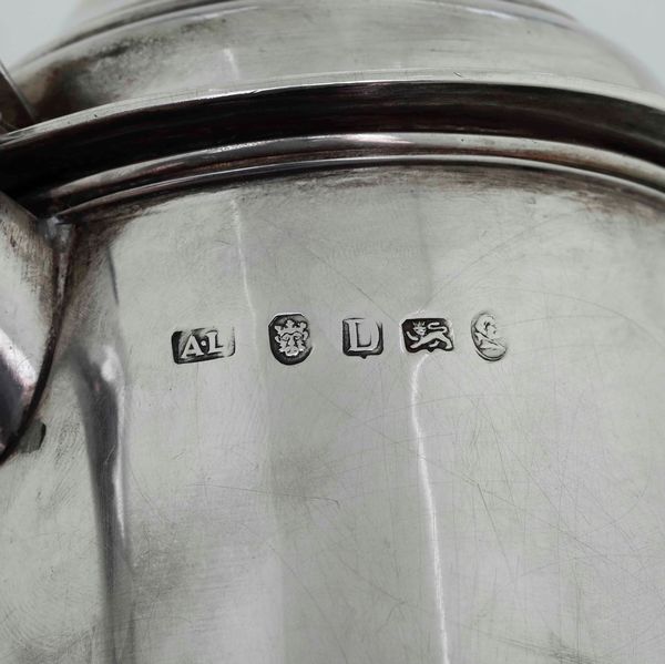 Tankard. Argento fuso, sbalzato e cesellato. Londra 1799. Argentiere A.L (non identificato)  - Asta Argenti da collezione | XX secolo - Associazione Nazionale - Case d'Asta italiane