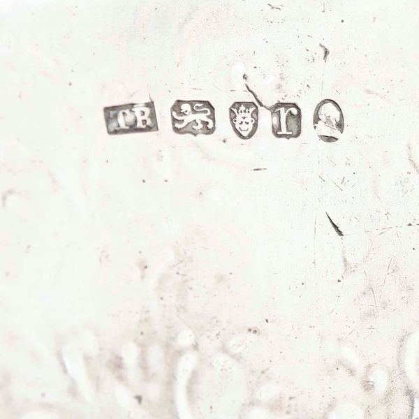 Salver. Argento fuso e inciso. Marchio della citt� di Londra per l'anno 1792, argentiere Thomas Robin  - Asta Argenti da collezione | XX secolo - Associazione Nazionale - Case d'Asta italiane