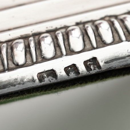 Coppia di candelieri a colonna. Argento fuso e sagomato. Londra 1766. Marchio dell�argentiere parziale di difficile lettura  - Asta Argenti da collezione | XX secolo - Associazione Nazionale - Case d'Asta italiane