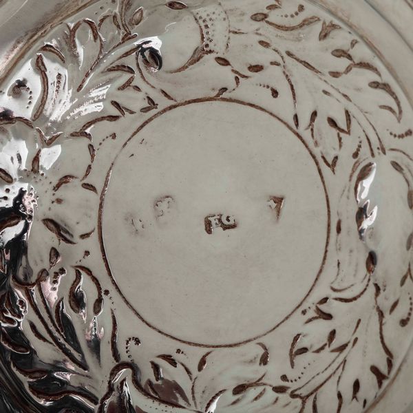 Tankard. Argento fuso, sbalzato e cesellato. Londra 1680 o 1694 (marchio parziale di difficile lettura). Argentiere EG (non identificato)  - Asta Argenti da collezione | XX secolo - Associazione Nazionale - Case d'Asta italiane