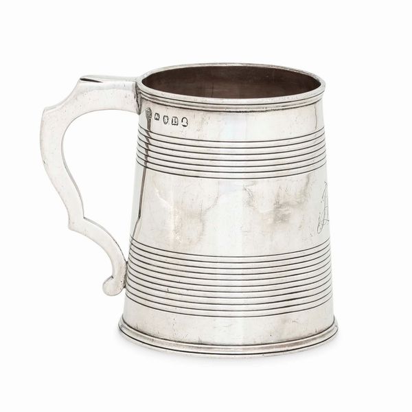 Mug. Argento fuso, sbalzato e cesellato. Londra 1806. Argentiere Abstainando King  - Asta Argenti da collezione | XX secolo - Associazione Nazionale - Case d'Asta italiane