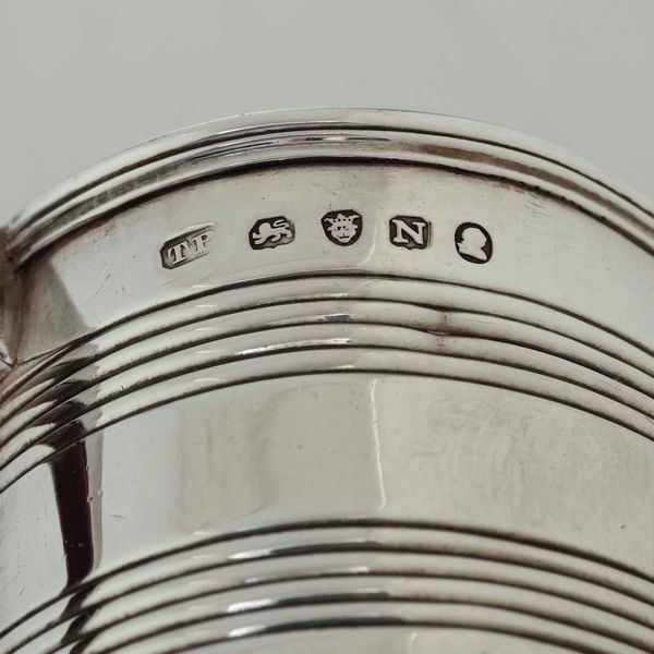 Mug in argento fuso, sbalzato e cesellato. Inghilterra, marchio della citt� di Londra per l'anno 1807, argentiere Thomas Powell  - Asta Argenti da collezione | XX secolo - Associazione Nazionale - Case d'Asta italiane