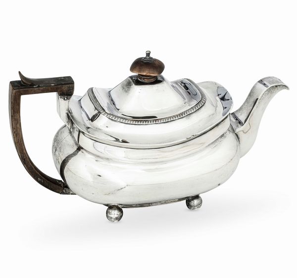 Teiera. Argento fuso e sbalzato. Londra 1807, argentiere John Tweedie  - Asta Argenti da collezione | XX secolo - Associazione Nazionale - Case d'Asta italiane