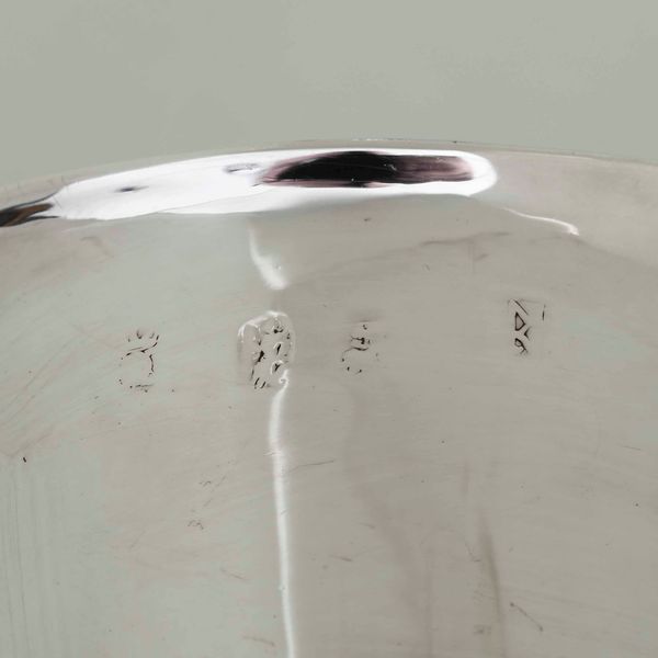 Coppa biansata. Argento fuso e sbalzato. Londra 1697. Marchio dellargentiere consunto di difficile lettura  - Asta Argenti da collezione | XX secolo - Associazione Nazionale - Case d'Asta italiane