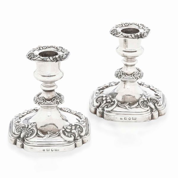 Coppia di piccoli candelieri. Argento fuso, sbalzato e cesellato. Marchi della citt� di Sheffield per l�anno 1840 e dell�argentiere SR&Co. (non identificato)  - Asta Argenti da collezione | XX secolo - Associazione Nazionale - Case d'Asta italiane