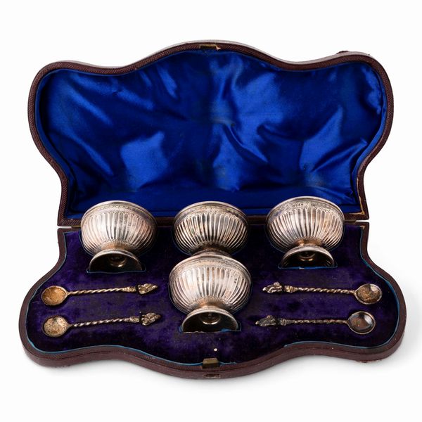 Scatola con 4 salierine e cucchiaini. Argento fuso e sagomato. Londra 1873, argentiere R.R (non identificato)  - Asta Argenti da collezione | XX secolo - Associazione Nazionale - Case d'Asta italiane
