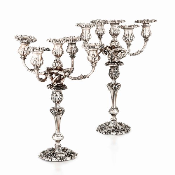 Raro insieme composto da 2 candelabri e 4 candelieri in argento Sterling fuso e cesellato. Inghilterra secondo quarto del XIX secolo. Marchi della citt� di Sheffield e dell'argentiere John Watson  (un candeliere con marchio per l'anno 1838 e rimanenti 3 candelieri e 2 candelabri con marchio per l'anno 1840)  - Asta Argenti da collezione | XX secolo - Associazione Nazionale - Case d'Asta italiane