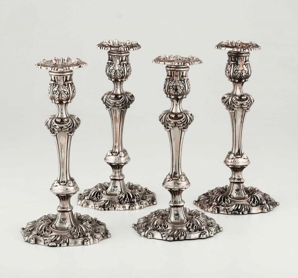 Raro insieme composto da 2 candelabri e 4 candelieri in argento Sterling fuso e cesellato. Inghilterra secondo quarto del XIX secolo. Marchi della citt� di Sheffield e dell'argentiere John Watson  (un candeliere con marchio per l'anno 1838 e rimanenti 3 candelieri e 2 candelabri con marchio per l'anno 1840)  - Asta Argenti da collezione | XX secolo - Associazione Nazionale - Case d'Asta italiane