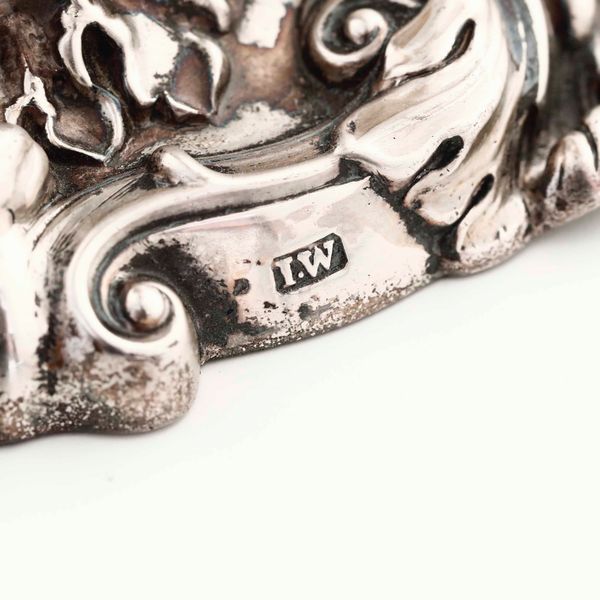 Raro insieme composto da 2 candelabri e 4 candelieri in argento Sterling fuso e cesellato. Inghilterra secondo quarto del XIX secolo. Marchi della citt� di Sheffield e dell'argentiere John Watson  (un candeliere con marchio per l'anno 1838 e rimanenti 3 candelieri e 2 candelabri con marchio per l'anno 1840)  - Asta Argenti da collezione | XX secolo - Associazione Nazionale - Case d'Asta italiane