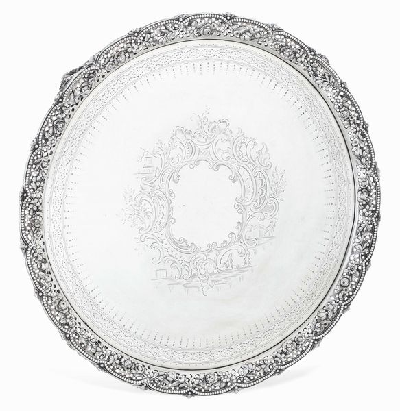 Salver. Argento fuso, traforato e inciso. Marchio della citt� di Londra per l'anno 1872, argentiere Hands & Sons  - Asta Argenti da collezione | XX secolo - Associazione Nazionale - Case d'Asta italiane