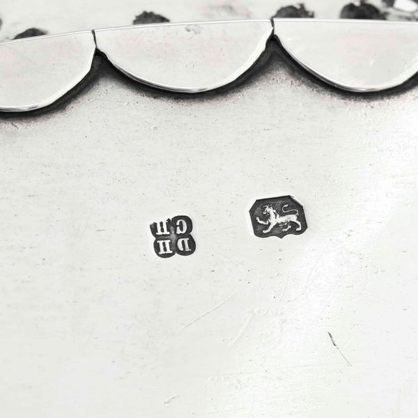 Salver. Argento fuso, traforato e inciso. Marchio della citt� di Londra per l'anno 1872, argentiere Hands & Sons  - Asta Argenti da collezione | XX secolo - Associazione Nazionale - Case d'Asta italiane