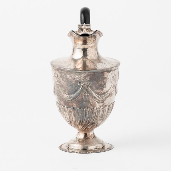 Caffettiera. Argento fuso e sagomato. Londra, 1897, argentiere C.S.A.  - Asta Argenti da collezione | XX secolo - Associazione Nazionale - Case d'Asta italiane