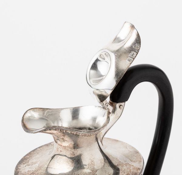 Caffettiera. Argento fuso e sagomato. Londra, 1897, argentiere C.S.A.  - Asta Argenti da collezione | XX secolo - Associazione Nazionale - Case d'Asta italiane