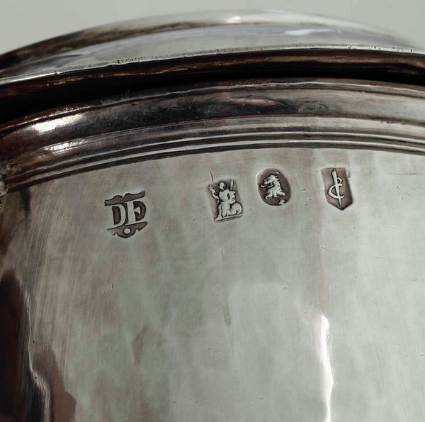 Tankard. Argento fuso, sbalzato e cesellato. Marchi della citt di Londra per lanno 1698 e dellargentiere Sam Deil  - Asta Argenti da collezione | XX secolo - Associazione Nazionale - Case d'Asta italiane