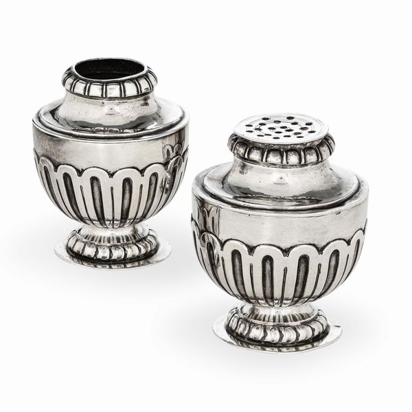 Portainchiostro e spargisabbia in argento. Genova XVIII secolo. Marchio della �Torretta�  - Asta Argenti da collezione | XX secolo - Associazione Nazionale - Case d'Asta italiane